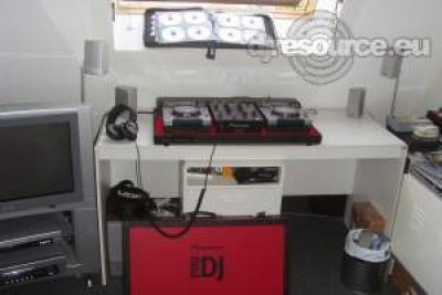 Our MEMBERS can Enlarge : Tonniej's DJ-Booth